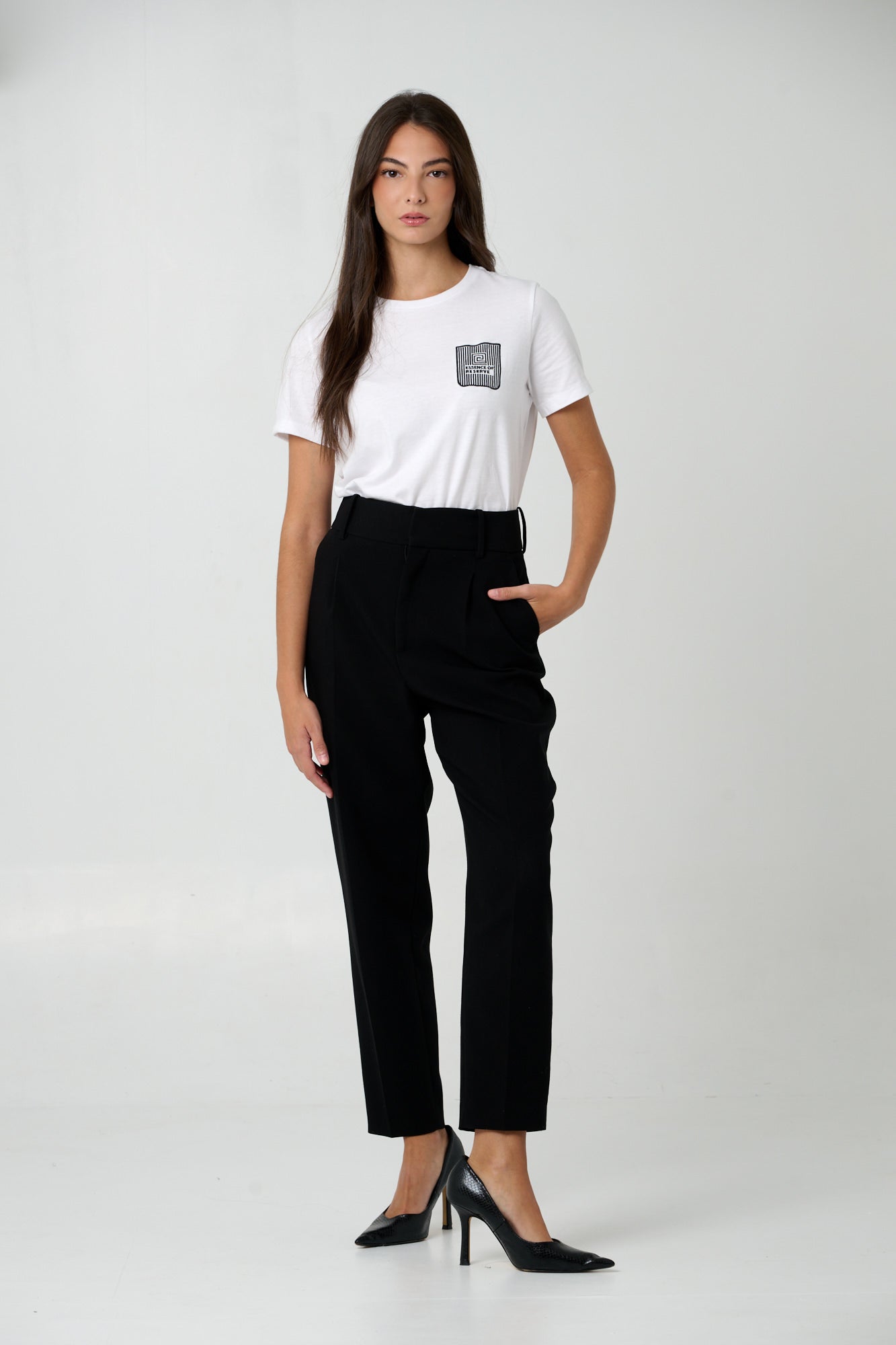 ESSENCE OF RESERVE BLOCK TEE DESIGN - Emblema(white )