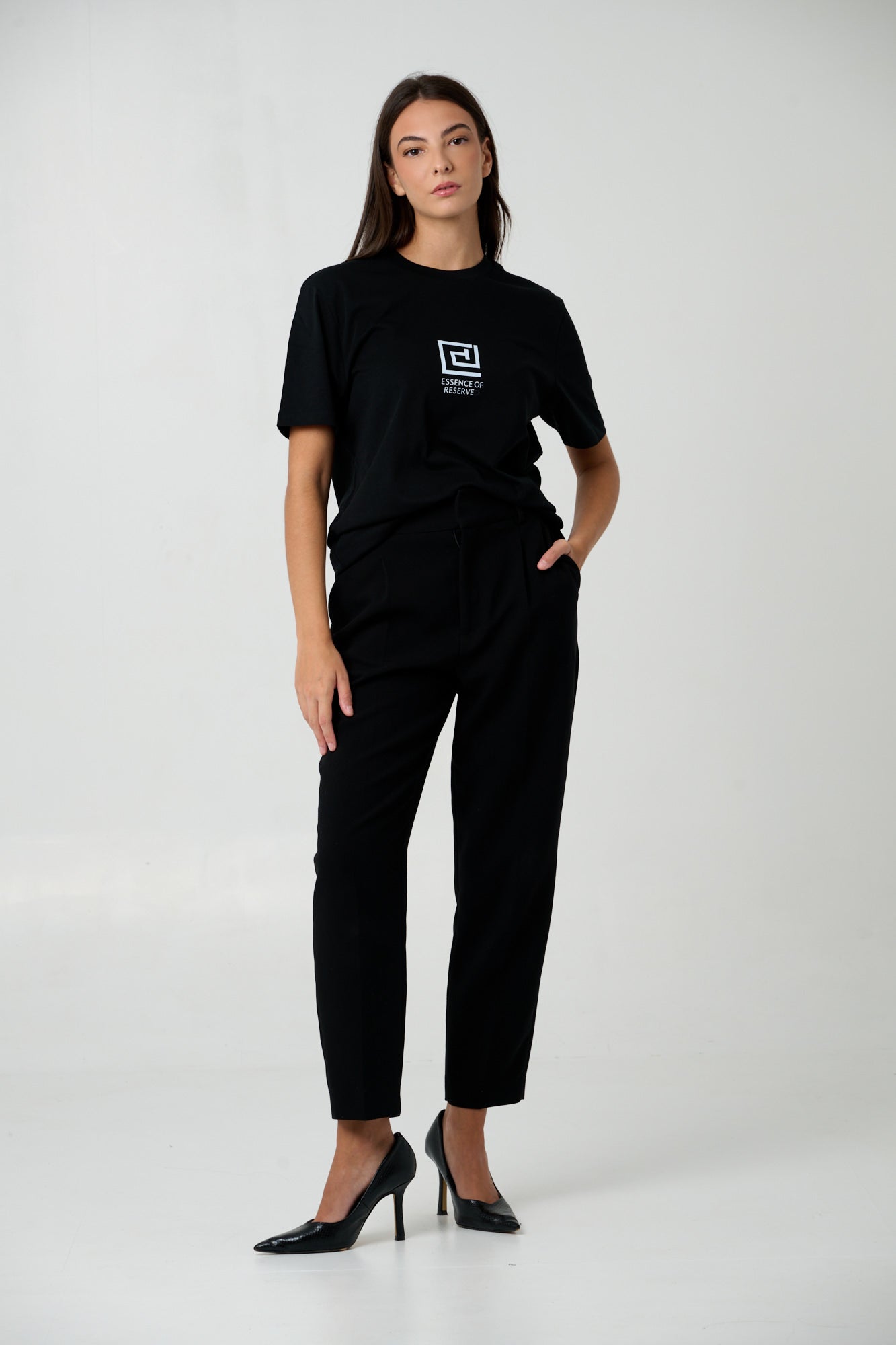 ESSENCE OF RESERVE PLAIN TEE DESIGN - Emblema(black )