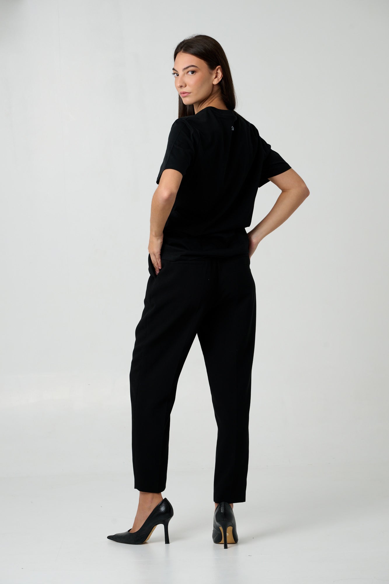 ESSENCE OF RESERVE PLAIN TEE DESIGN - Emblema(black )