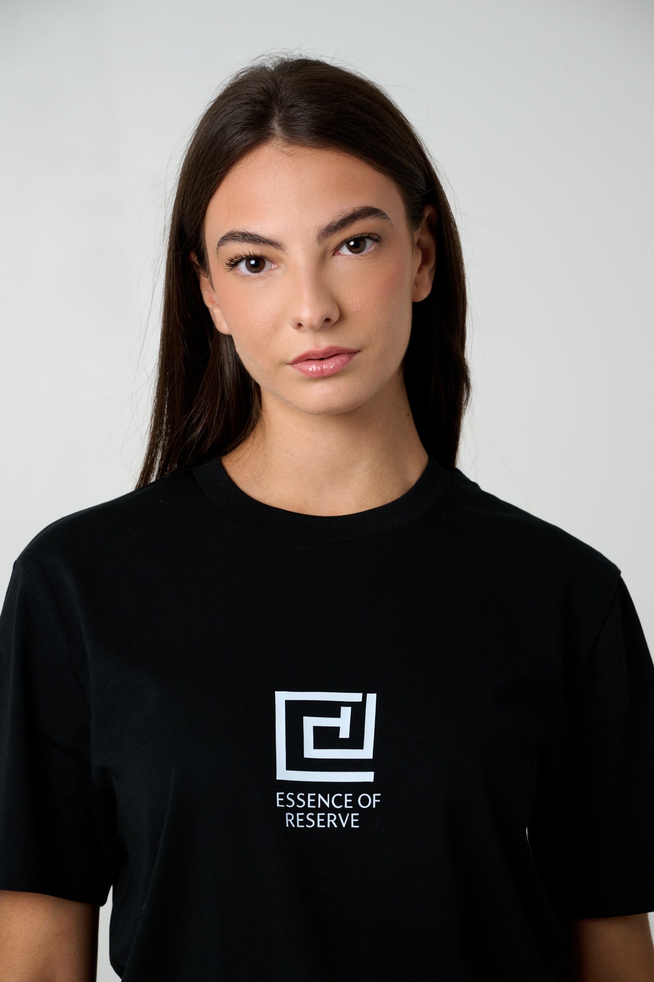 ESSENCE OF RESERVE PLAIN TEE DESIGN - Emblema(black )