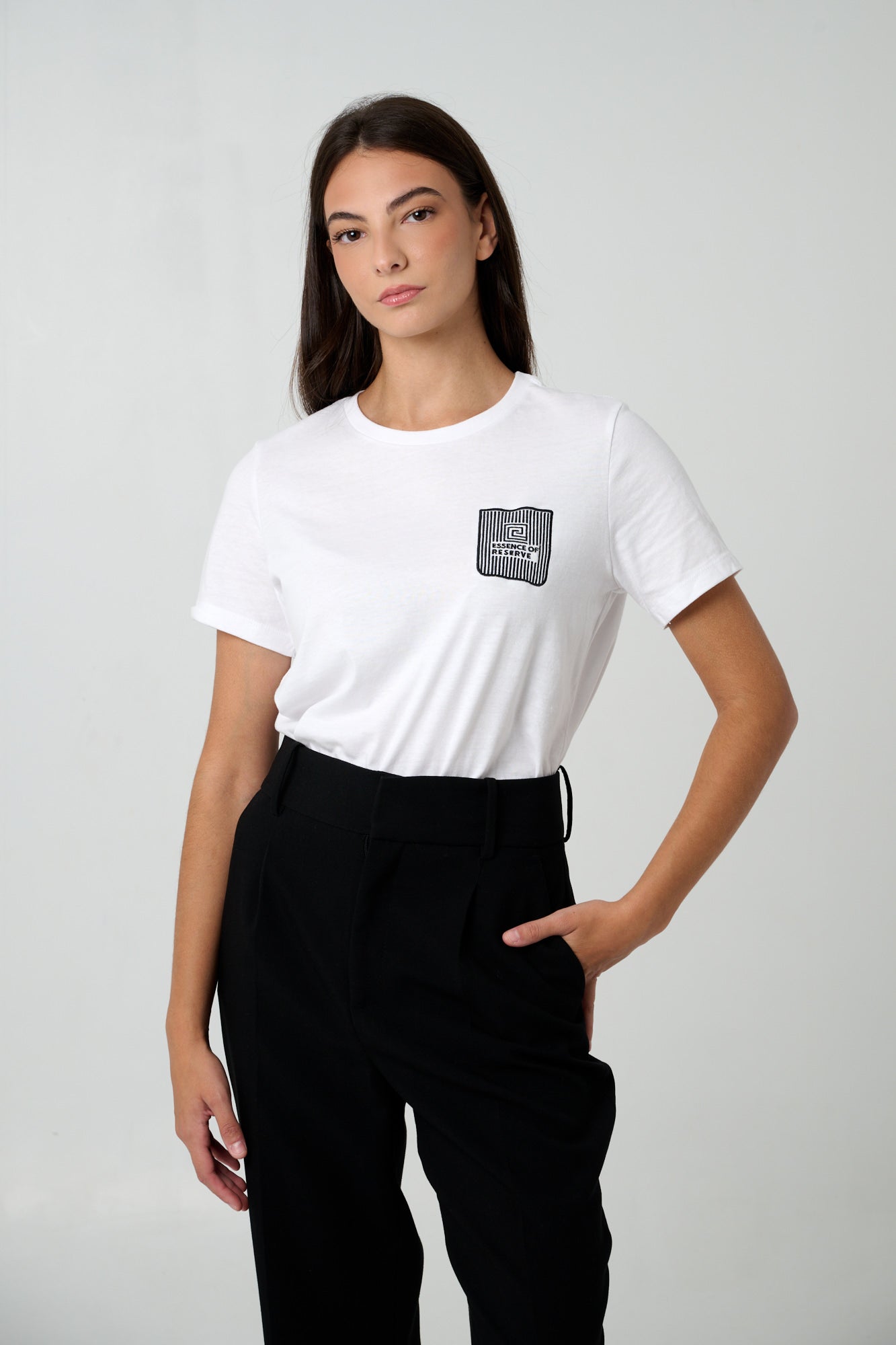 ESSENCE OF RESERVE BLOCK TEE DESIGN - Emblema(white )