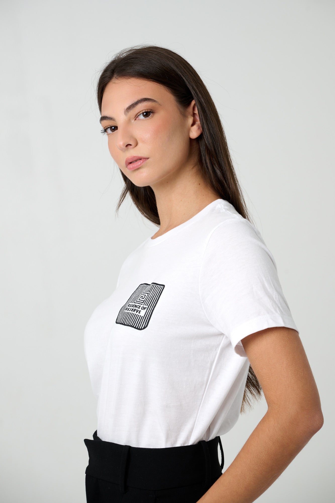 ESSENCE OF RESERVE BLOCK TEE DESIGN - Emblema(white )