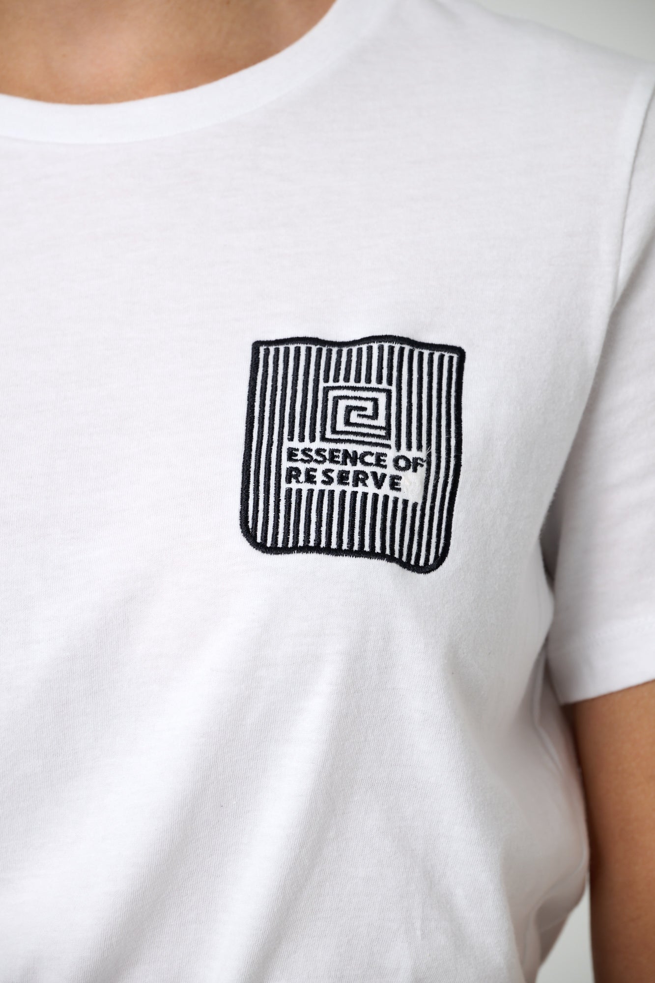 ESSENCE OF RESERVE BLOCK TEE DESIGN - Emblema(white )