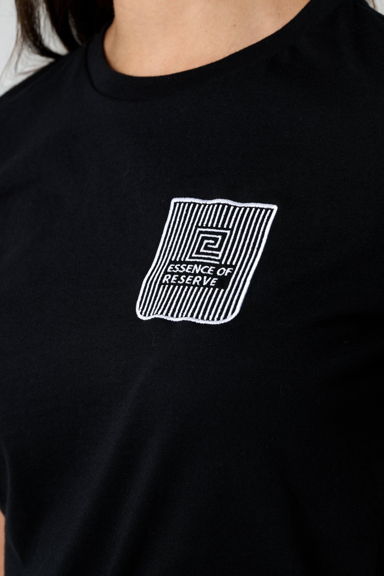 ESSENCE OF RESERVE BLOCK TEE DESIGN - Emblema(black )