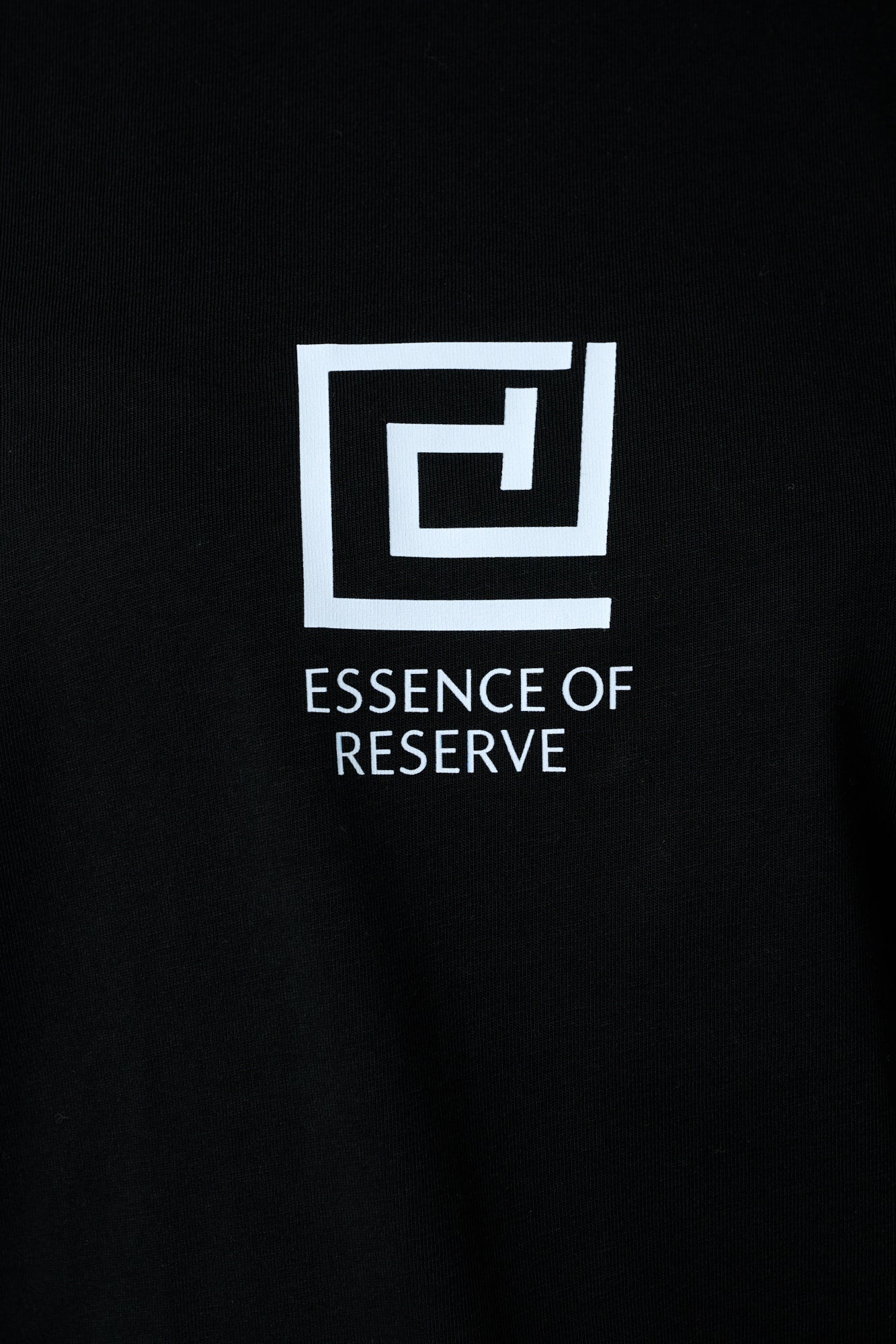 ESSENCE OF RESERVE PLAIN TEE DESIGN - Emblema(black )